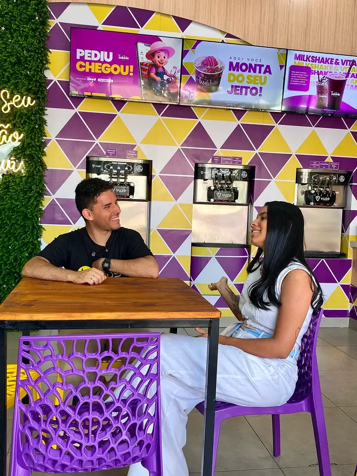 Entrevista com o cliente Tudibão ao lado da máquina Vuze