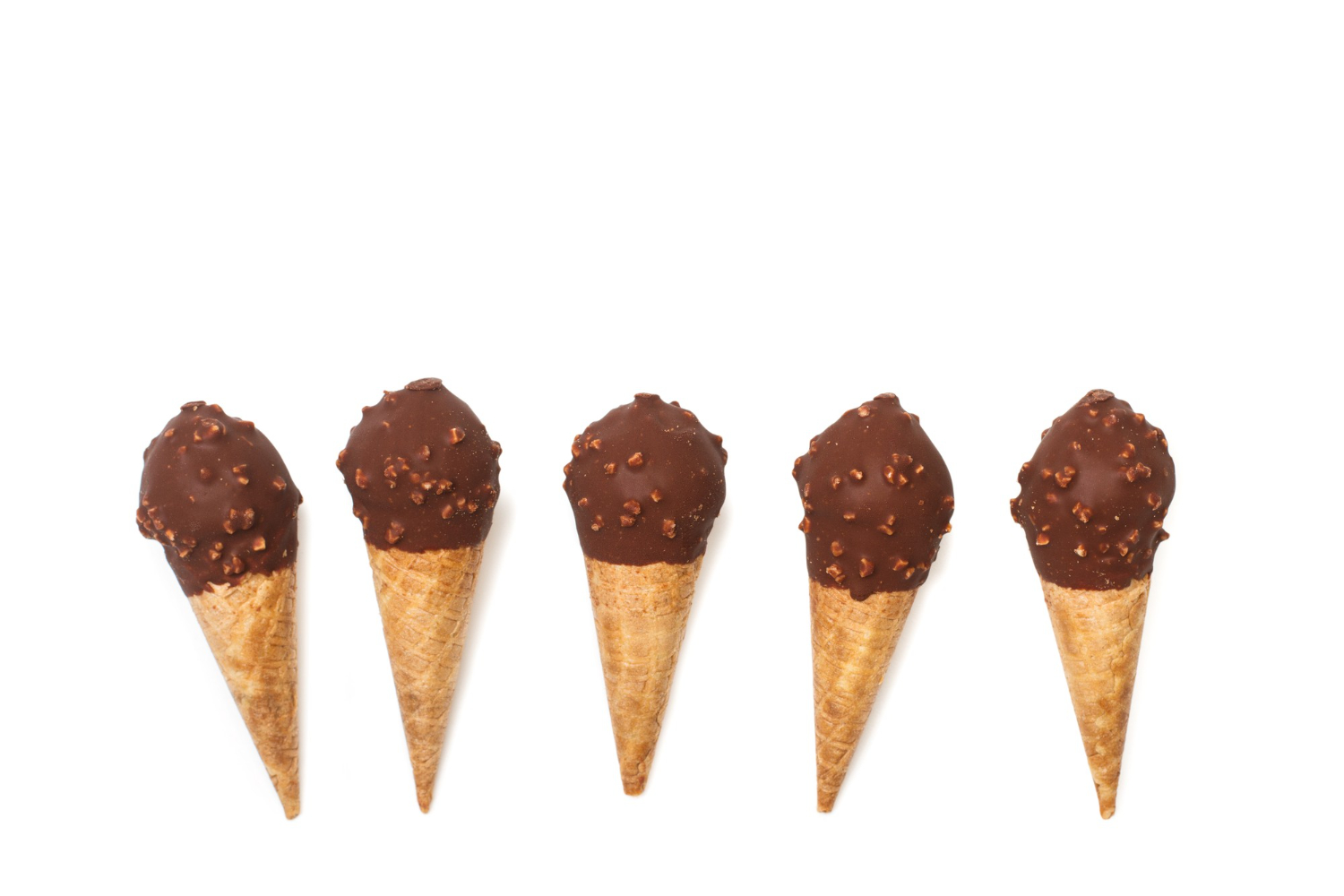 sorvete de chocolate com nozes crocantes