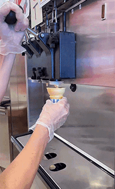 sorvete misto sendo extraído de máquina de sorvete expresso